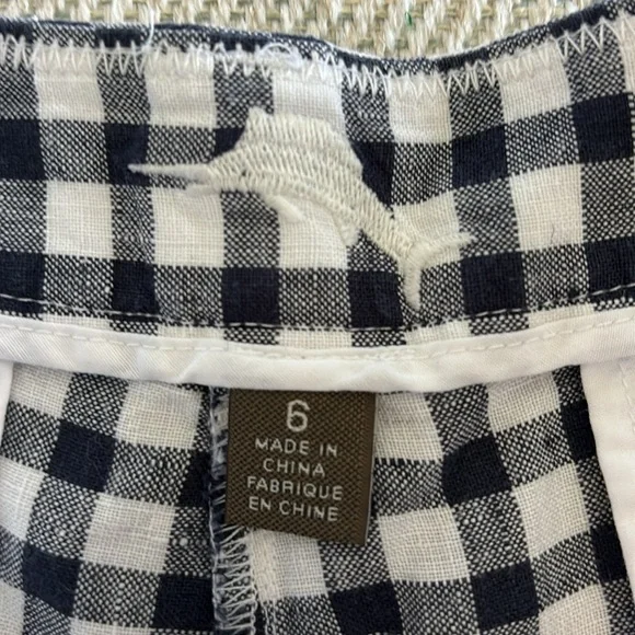 Tommy Bahama 100% linen black-and-white shorts, perfect condition size 6 ๐ - Picture 2 of 5